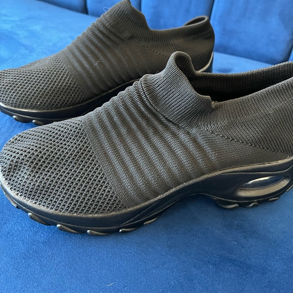 Black tennis shoes - Picture 3 of 4